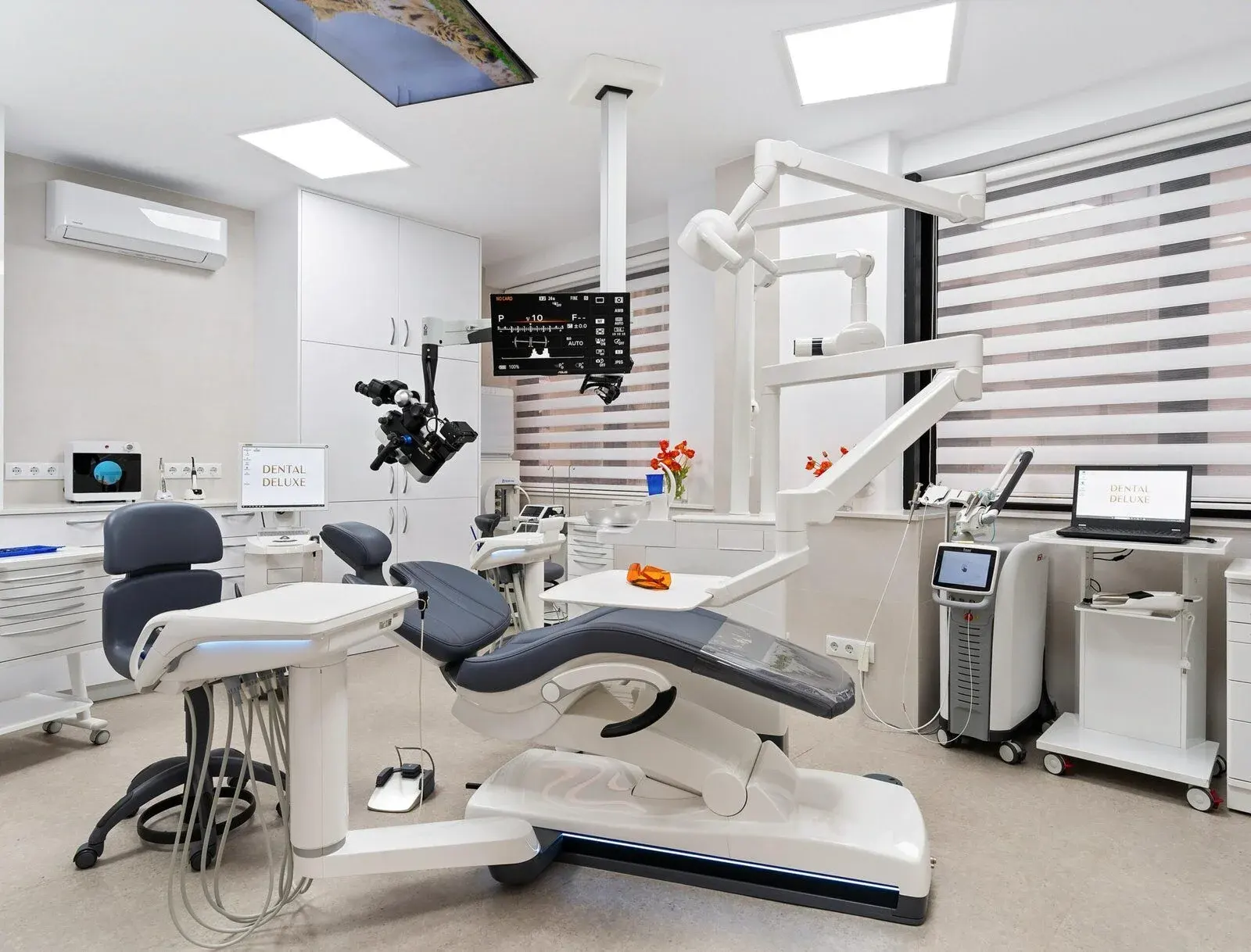 Equipo dental en gabinete clínico